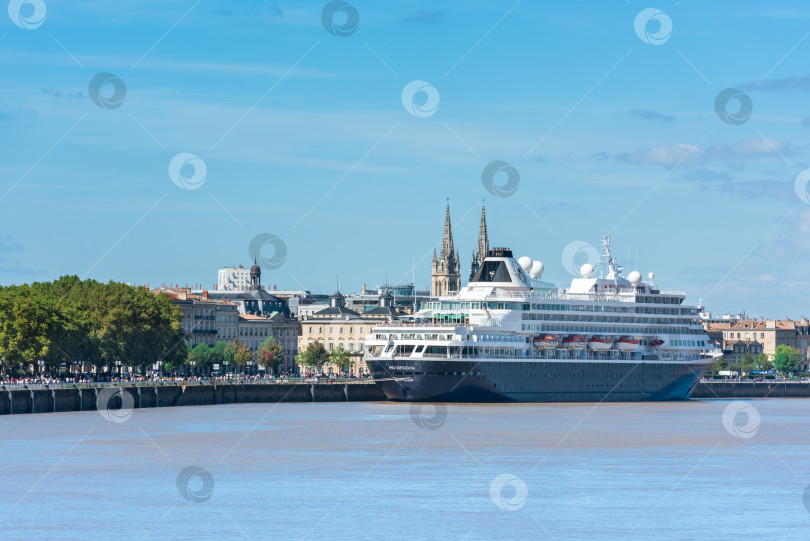 Скачать Знаменитый голландский круизный лайнер Prinsendam в Бордо, Франция фотосток Ozero
