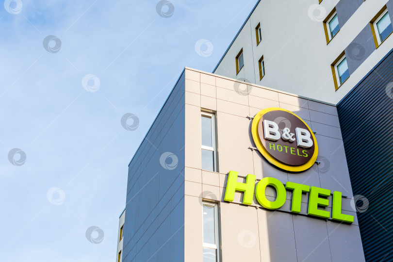 Скачать Логотип B&B на здании отеля в Лионе фотосток Ozero