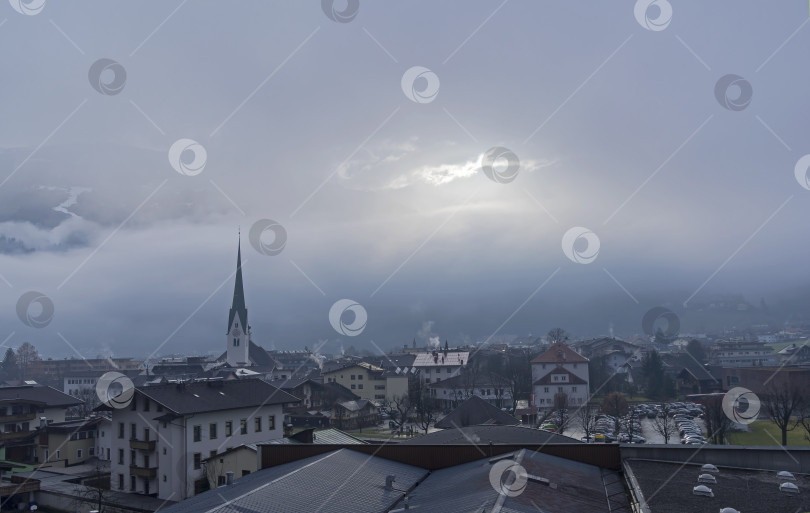 Скачать Низкие облака заволакивают горы. фотосток Ozero