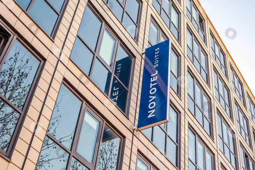 Скачать Логотип Novotel suites на здании отеля в Мюнхене фотосток Ozero