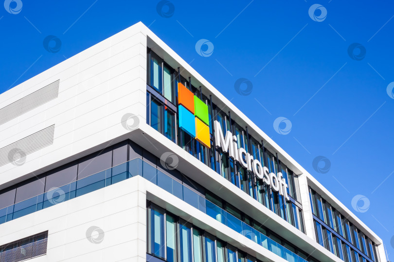 Скачать Логотип Microsoft на офисном здании в Мюнхене, Германия фотосток Ozero