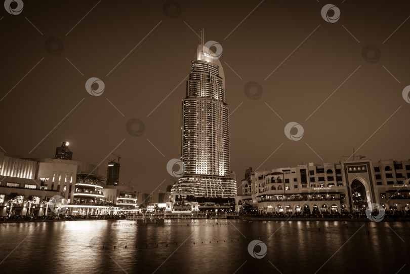 Скачать Шоу дубайских фонтанов состоится в торговом центре Dubai Mall фотосток Ozero