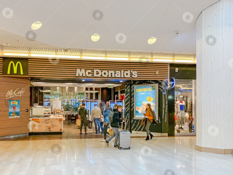 Скачать Ресторан быстрого питания McDonalds в торговом центре фотосток Ozero