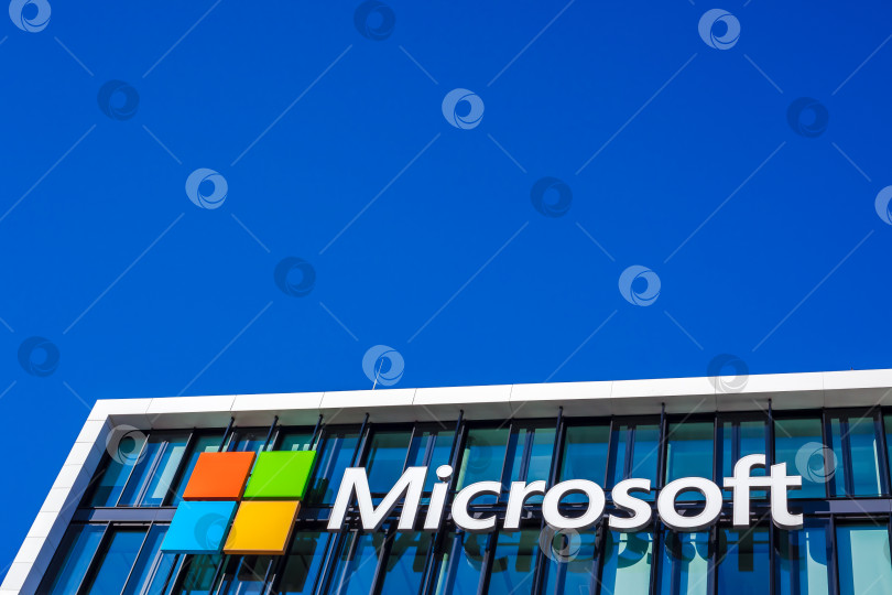 Скачать Логотип Microsoft на офисном здании в Мюнхене, Германия фотосток Ozero