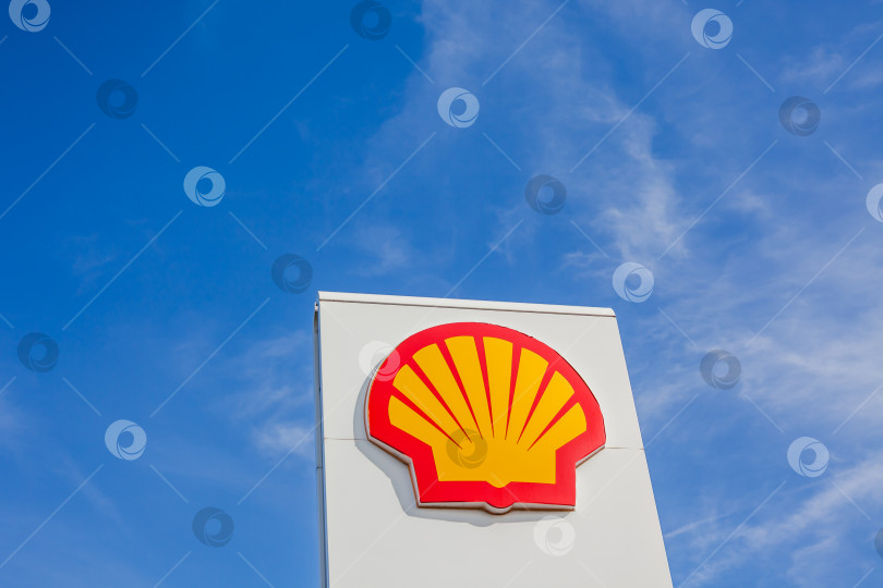 Скачать Логотип компании Shell на своей заправочной станции фотосток Ozero