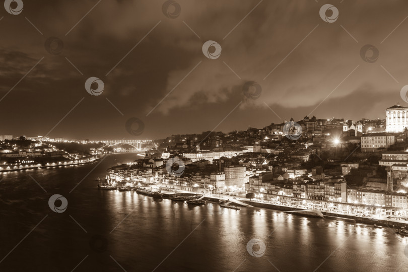 Скачать Обзор Старого города Порту, Португалия, ночью фотосток Ozero