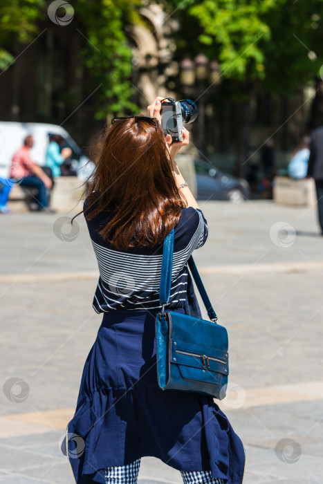 Скачать Молодая женщина фотографируется фотосток Ozero