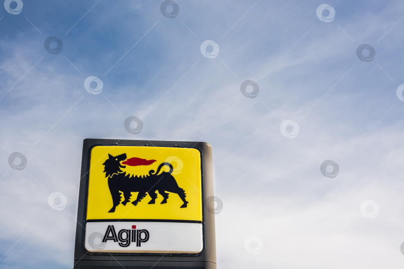 Скачать Логотип Agip на своей заправочной станции фотосток Ozero
