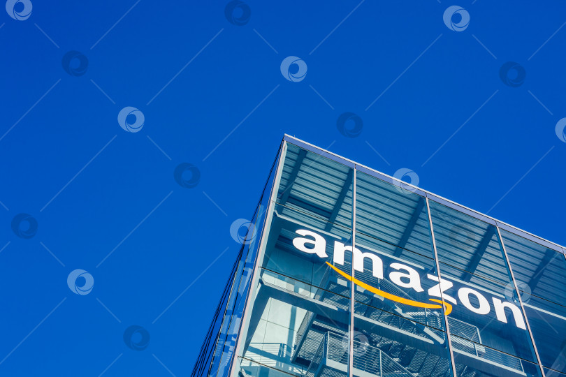 Скачать Логотип Amazon на офисном здании в Мюнхене, Германия фотосток Ozero