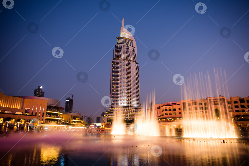 Скачать Шоу дубайских фонтанов в торговом центре Dubai Mall фотосток Ozero