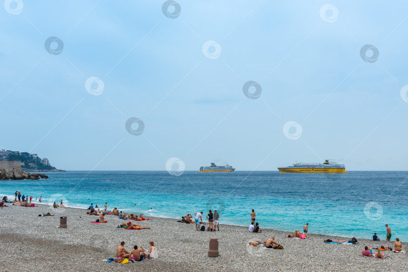 Скачать Люди на пляже Средиземного моря в Ницце фотосток Ozero