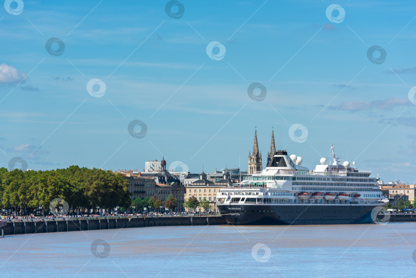Скачать Знаменитый голландский круизный лайнер Prinsendam в Бордо, Франция фотосток Ozero