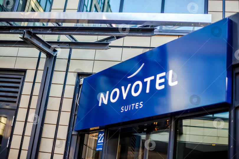 Скачать Логотип Novotel suites на здании отеля в Мюнхене фотосток Ozero