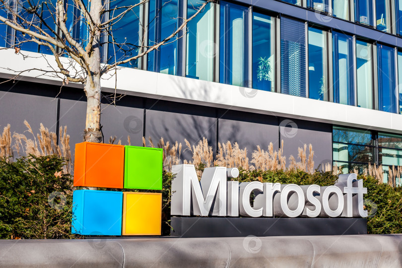 Скачать Логотип Microsoft на офисном здании в Мюнхене, Германия фотосток Ozero
