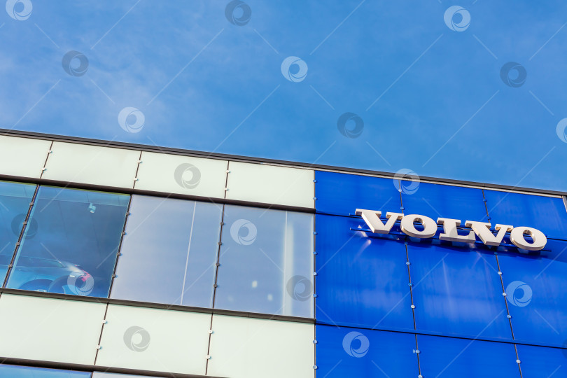 Скачать Логотип бренда Volvo на фоне ярко-голубого неба фотосток Ozero