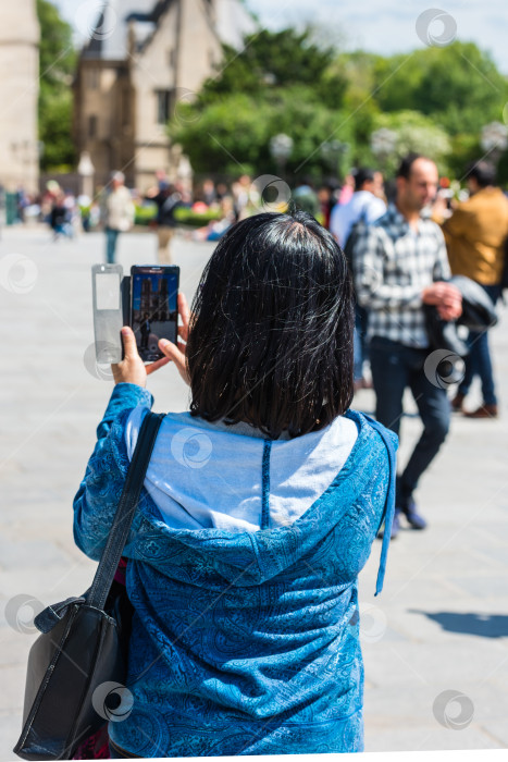 Скачать Молодая женщина фотографируется фотосток Ozero
