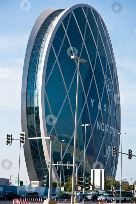 Скачать Вид на здание штаб-квартиры Aldar в Абу-Даби фотосток Ozero