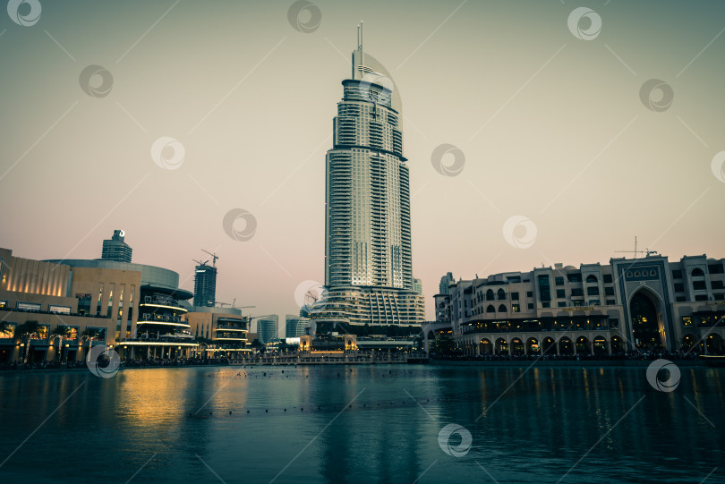 Скачать Шоу дубайских фонтанов состоится в торговом центре Dubai Mall фотосток Ozero