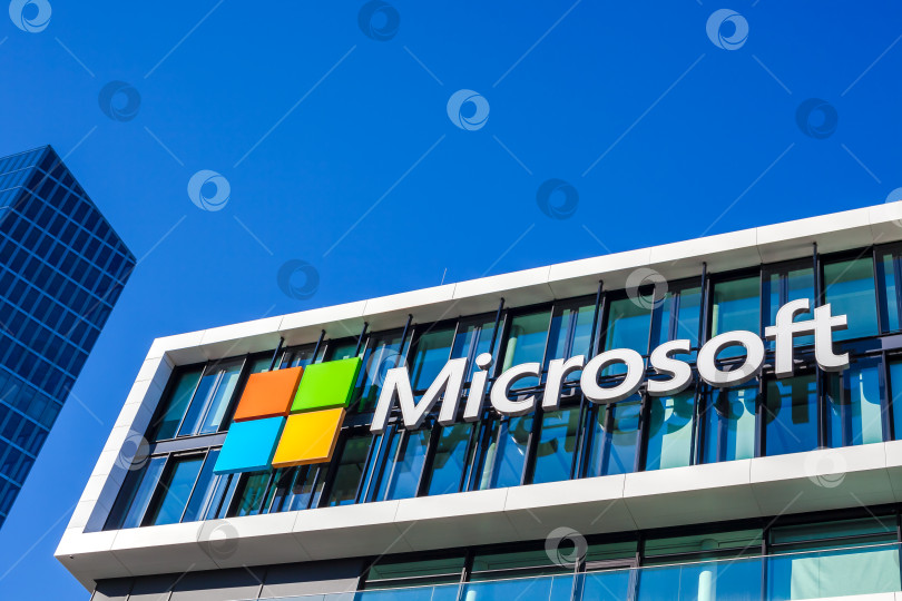 Скачать Логотип Microsoft на офисном здании в Мюнхене, Германия фотосток Ozero