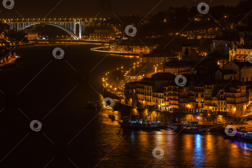 Скачать Обзор Старого города Порту, Португалия, ночью фотосток Ozero