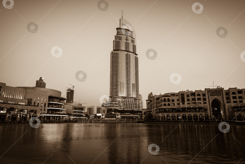 Скачать Шоу дубайских фонтанов состоится в торговом центре Dubai Mall фотосток Ozero