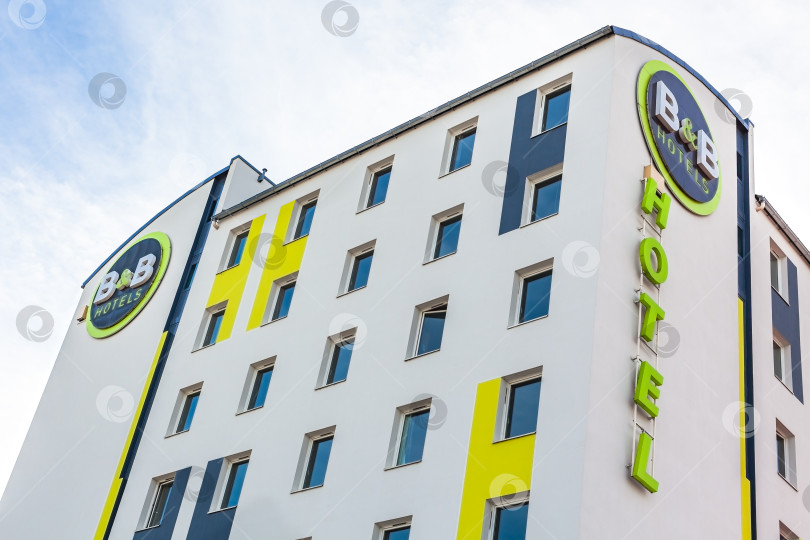 Скачать Логотип B&B на здании отеля в Лионе фотосток Ozero