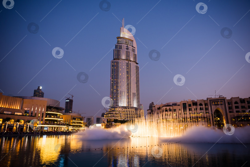Скачать Шоу дубайских фонтанов в торговом центре Dubai Mall фотосток Ozero