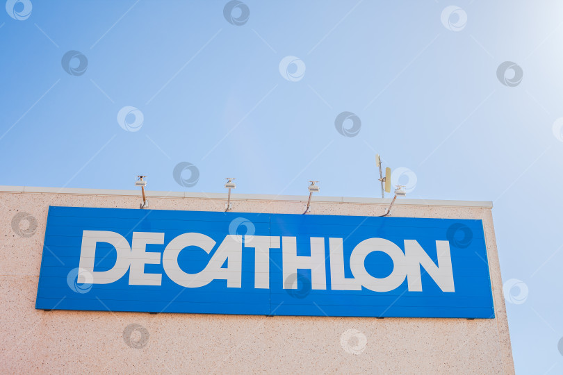 Скачать Логотип бренда магазина Decathlon на здании фотосток Ozero