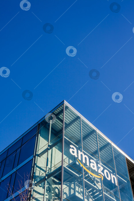 Скачать Логотип Amazon на офисном здании в Мюнхене, Германия фотосток Ozero