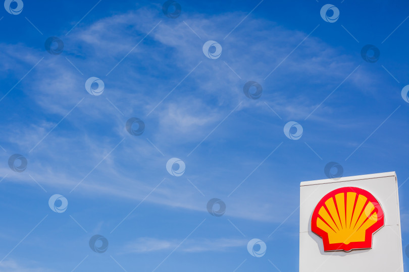 Скачать Логотип компании Shell на своей заправочной станции фотосток Ozero