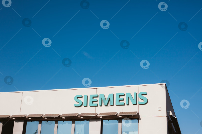Скачать Логотип компании Siemens на ее здании фотосток Ozero