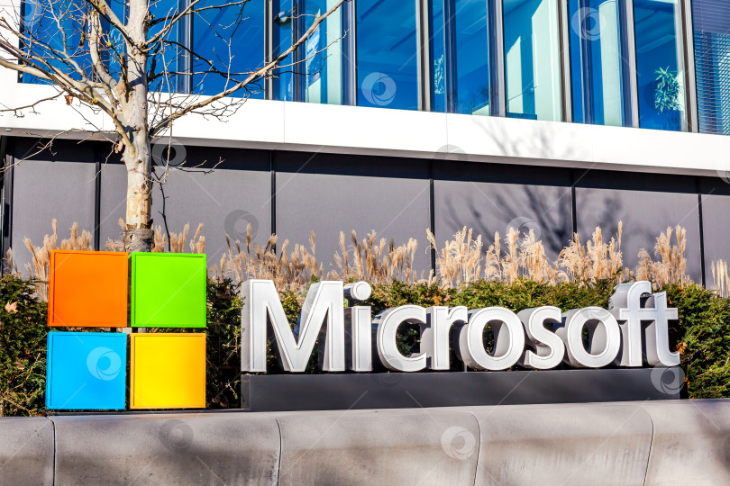 Скачать Логотип Microsoft на офисном здании в Мюнхене, Германия фотосток Ozero