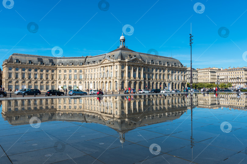 Скачать Зеркальный фонтан в Бордо, Франция фотосток Ozero