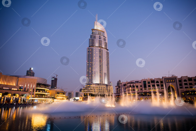 Скачать Шоу дубайских фонтанов в торговом центре Dubai Mall фотосток Ozero