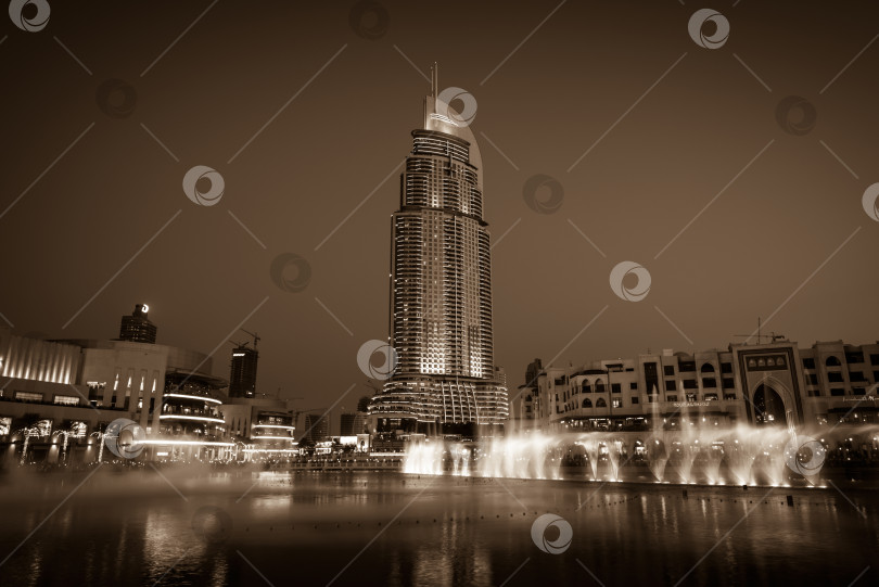 Скачать Шоу дубайских фонтанов в торговом центре Dubai Mall фотосток Ozero
