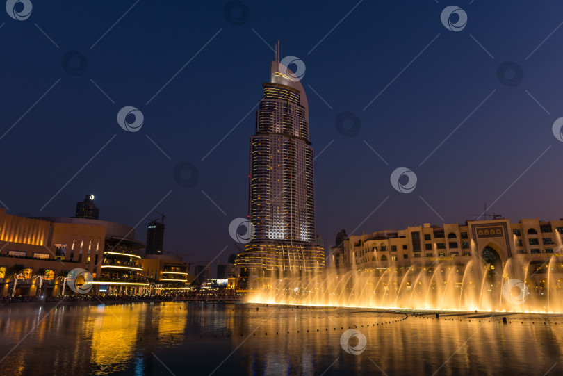 Скачать Шоу дубайских фонтанов в торговом центре Dubai Mall фотосток Ozero