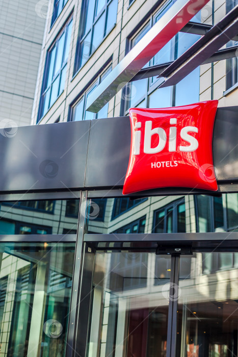 Скачать Логотип Ibis suites на здании отеля в Мюнхене фотосток Ozero