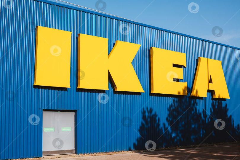 Скачать Логотип компании ИКЕА на ее здании фотосток Ozero