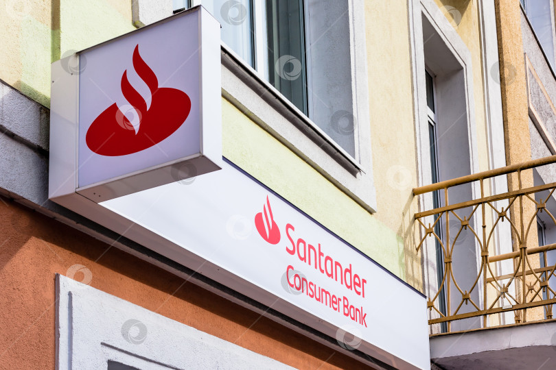 Скачать Фирменный логотип Santander Consumer Bank на своем офисе фотосток Ozero