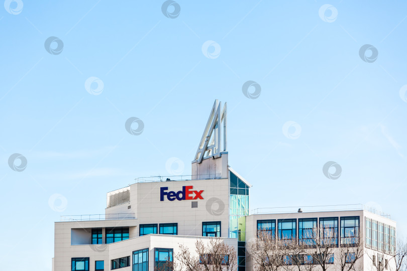 Скачать Фирменный логотип корпорации FedEx на офисном здании фотосток Ozero