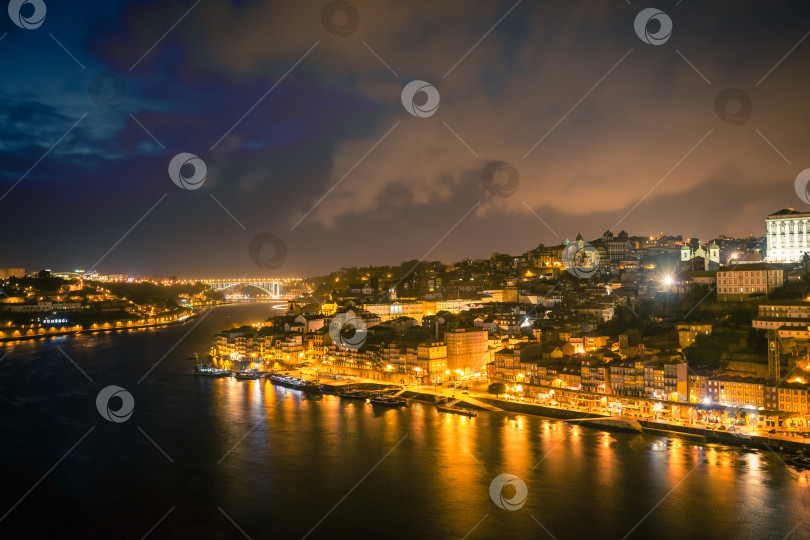 Скачать Обзор Старого города Порту, Португалия, ночью фотосток Ozero
