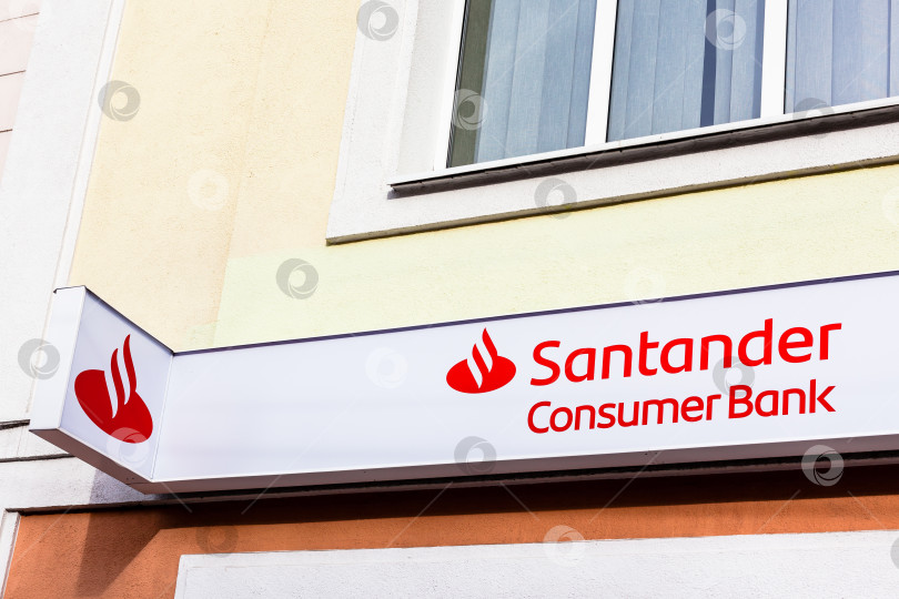 Скачать Фирменный логотип Santander Consumer Bank на своем офисе фотосток Ozero
