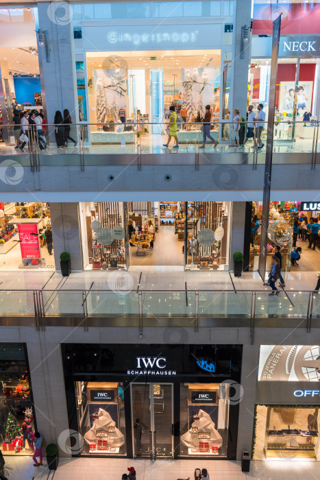 Скачать Люди совершают покупки в торговом центре Dubai Mall фотосток Ozero