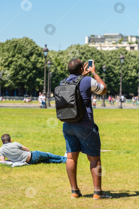 Скачать Мужчина фотографирует на улице фотосток Ozero