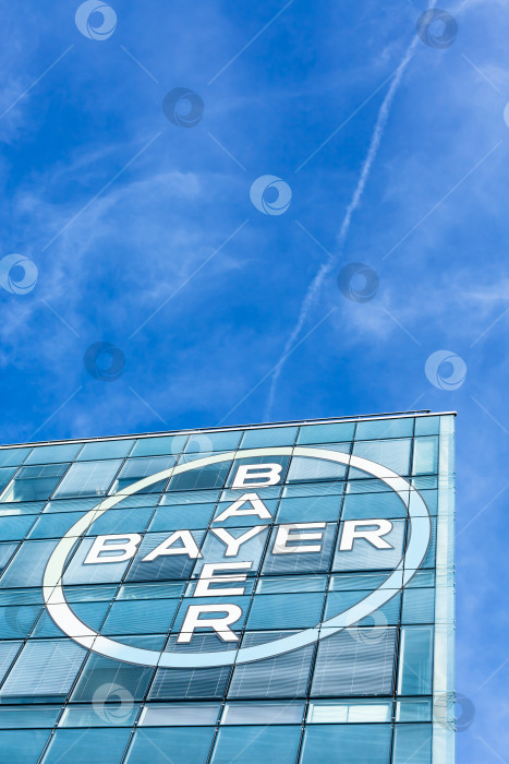 Скачать Логотип бренда Bayer AG на офисном здании в Лионе фотосток Ozero