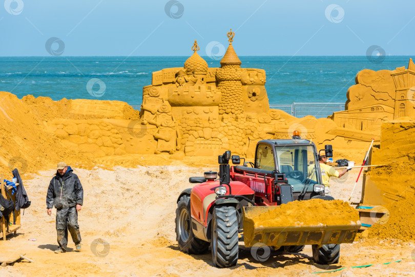 Скачать Подготовка к фестивалю песчаных скульптур фотосток Ozero