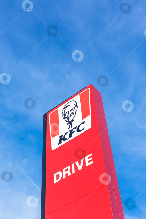 Скачать Логотип ресторана быстрого питания KFC на его здании фотосток Ozero