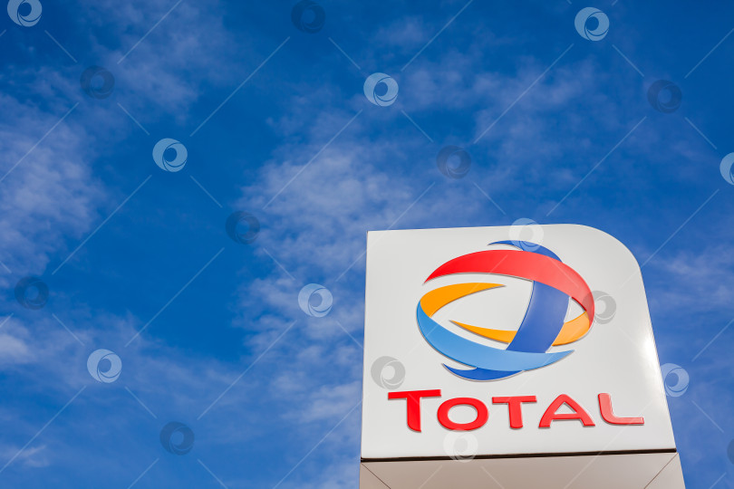 Скачать Логотип компании Total на своей заправочной станции фотосток Ozero