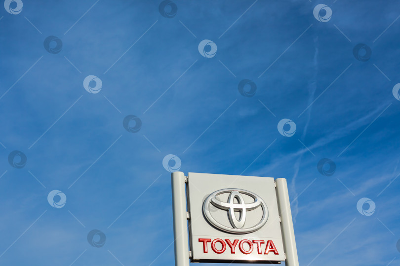 Скачать Логотип бренда Toyota на фоне ярко-голубого неба фотосток Ozero