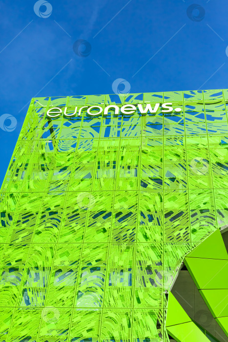 Скачать Логотип бренда Euronews на здании его штаб-квартиры фотосток Ozero